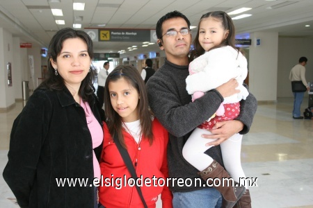25122008
Fueron despedidas en el aeropuerto Ana, Karime y Andrea Sánchez por Carlos Núñez