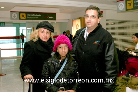 26122008
Daniel y Daniela Quiñones y Consuelo Varela, arribaron a Torreón procedentes de la Ciudad de México