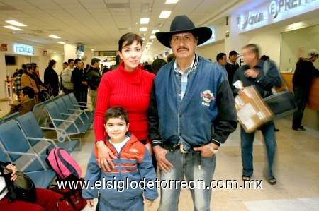 27122008
Adriana Estrada y Remi Besson viajaron a Francia y fueron despedidos por José Estrada