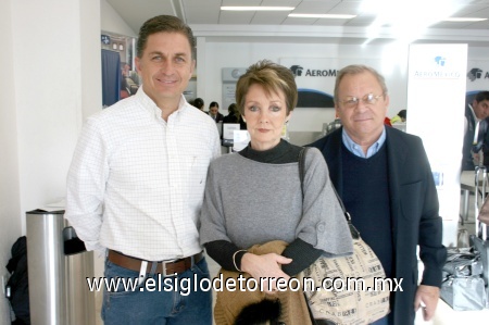 27122008
Manuel Negrete, Óscar y Gloria de Artigas se encontraban en la sala de espera del aeropuerto