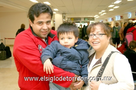27122008
Rubén Navarro, Ulises y Gabriela López llegaron de la Ciudad de México para pasar unos días en Torreón
