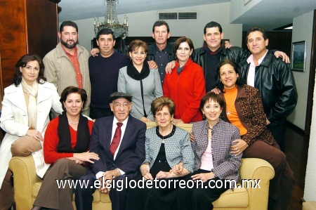 21122008
Señores Alfredo y Carmelita, acompañados de sus hijos Carmelita, Chela, Tere, Lourdes, Alfredo, Gaby, Jesús, Raúl, Carlos, Lupita y el Pbro. José Lugo González.
