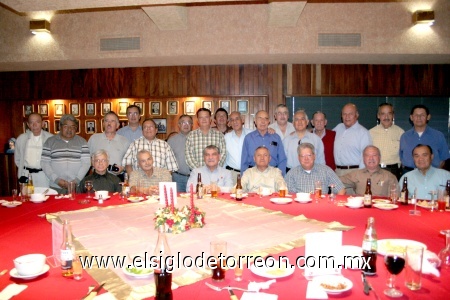 21122008
Ex peñoleros de la PGR, en su convivio de Navidad.