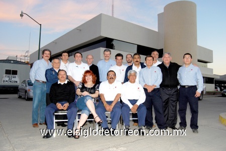 21122008
Francisco Aguilar, Juan Carlos Gutiérrez, Ángel Castro, Enrique Cortés (director de Ingría. Y Constr.), Fernando Alanís (director Grupo Peñoles), Joaquín de la Vega, Ricardo Alanís, Fernando Garay, José Luis Vega, Agustín González, Jesús Oviedo, Fernando Grajales, Miguel Ángel Rodríguez, Armando Bernal, Adriana Elsa Álvaro, Carlos Medina y Juan Manuel Soria, recibieron reconocimiento por más de cinco y hasta 35 años de laborar en esa empresa.