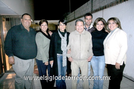 21122008
Marcela Ramírez Borjón fue ratificada en su cargo como Magistrada del Tribunal Agrario por el Senado de la República, por lo que fue festejada por su papá Jaime Ramírez y sus hermanos
Ana Carmen, Jaime, Claudia, Karla y Alejandro Ramírez Borjón.