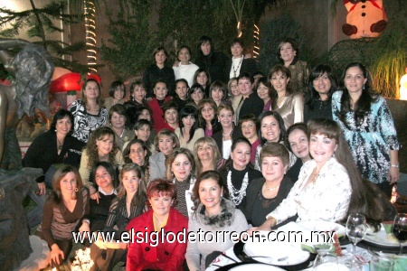22122008
En vísperas de la Navidad, amigas se reúnen para compartir buenos deseos.