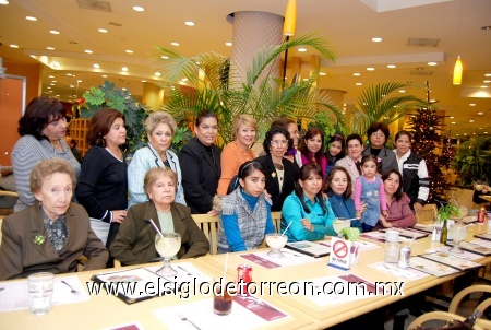15122008
Adriana López de Gurrola, organizó fiesta de cumpleaños para su mamá Yolanda Ciseña de López, asistieron también amistades y familiares.