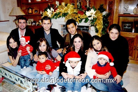 16122008
Pepe, Paty y José Luis Bazán, Fernando, Yezabel y Renata Calderón, Saúl, Paty y Saúl García, Alberto, Diana y Dieguito Sierra, cuentan ansiosos los días para celebrar la Navidad.
