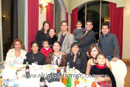27122008
El festejado junto a sus amigos