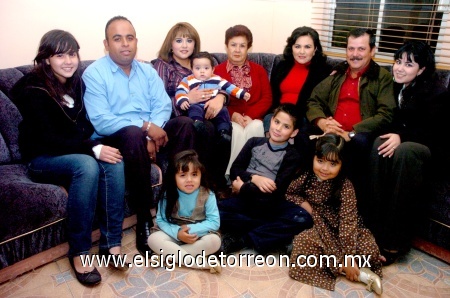 28122008
Doña Aurora y sus hijos Leticia de Padilla, Cristina de Jáquez, Sergio Padilla y Miguel Jáquez, los niños Andrea, Gabriela y Sergio Luis Padilla, Janna, Jimena y Miguel Eusebio Jáquez Caballero.