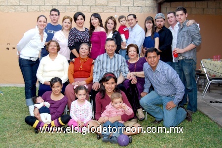 28122008
Familias Galindo Obregón, Galindo Trasfí, Galindo Hernández, Aguilera Galindo y Obregón Jover, se reunieron como lo hacen cada año en el mes de diciembre con motivo de la Navidad.