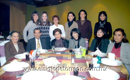 28122008
Héctor y Mako Arellano, Elena Arellano, Lucero Gallardo, Mary Carmen Gallardo, Silvia Castruita, Pily Arellano, Isabel Ortiz, Maribel Gallardo, Ángeles Gallardo, Anabel Aragón y Julia Alcalá.