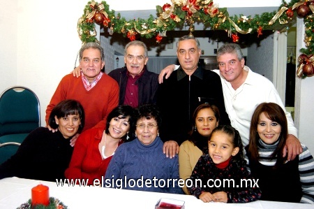 28122008
Velia López de Sanchezviesca cumplió 81 años de edad acompañada de sus hijos Ernesto, Ricardo, Roberto y Óscar; hijas políticas Leticia, Verónica, Mague y Silvia y su nieta Priscila Sanchezviesca.