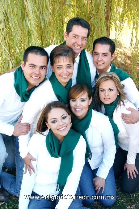 30122008
Sergio Raúl Gutiérrez, Claudia de Gutiérrez, Sergio Raúl, Claudia y Luis Jorge Gutiérrez, Érika de Gutiérrez y Paola Miranda.