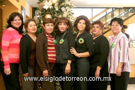 30122008
Un grupo de amigas festejaron con un desayuno la Navidad y el cumpleaños de Blanca Wong.