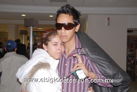 28122008
Carlos Ceja viajó a la Ciudad de México y fue despedido por Angélica Valenzuela.
