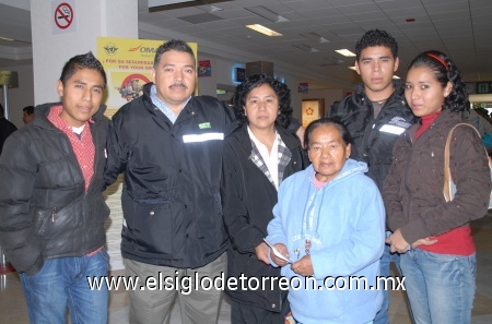 28122008
María Ortega Sánchez en compañía de su familia que acudió a despedirla en el aeropuerto.