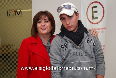 28122008
Toño Mesegué llegó a Torreón y lo recibió Dulce de Lara.