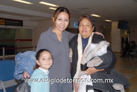29122008
Adriana Morales llegó de la Ciudad de México y fue recibida por Maripaz y Ximena Lares.