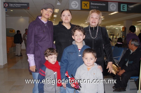 29122008
Lily Pesqueira, Daniel y Emilio Arcos llegaron de Guadalajara y fueron recibidos por algunos familiares.