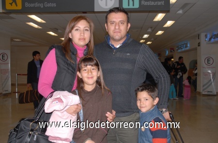 29122008
Verónica Tovar, Ana Sofía y Tomás Escalera Tovar recibieron a Tomás Escalera, quien llegó de Tuxtla Gutiérrez, Chiapas.