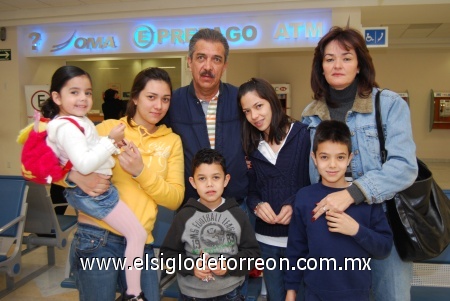 30122008
Alejandro Vara, Soledad Aguirre, María, Andrea, Sebastián, Yael y Renata Vara, viajaron a Guadalajara.