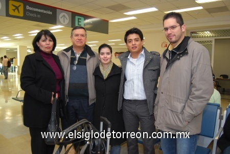 30122008
Jorge Gajón, Ulises Martínez y Sofía Ríos viajaron al DF y los despidieron Fermín Cruz y Elena Gajón.