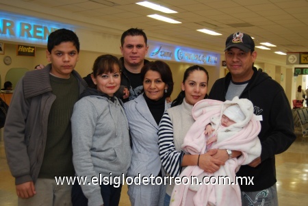 30122008
Laura Martínez, Paula Isabela y Javier Maya y Hortencia Mora viajaron a Florida y los despidieron Adriana Maya, René Sánchez y Carlos Elizondo.
