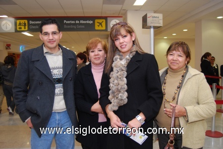 30122008
Rosaura Téllez de Ruvalcaba, Lidia y Guille Sifuentes viajaron a México y los despidió Jorge Cerna.