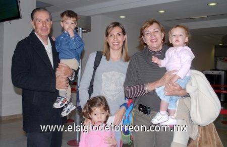 31122008
Anilú Miñarro, Alexia, Olaf y Alena Holtz viajaron a la Ciudad de México y fueron despedidos por Antonio y María Luisa Miñarro