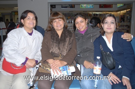 31122008
Lourdes Guerra Martínez y Norma Lizbeth Rivera regresaron a Tlaxcala y fueron despedidas por Sanjua Guerra y Maribel Adame Guerra