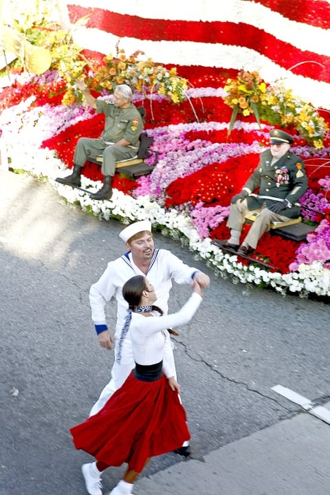 El desfile recorrió el bulevar Colorado, en esa ciudad al Norte de Los Ángeles.