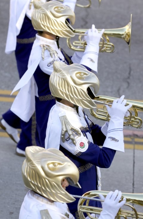 La banda Águilas Doradas, del Centro Escolar José María Morelos y Pavón de Puebla, México, durante su recorrido animó a los asistentes con un repertorio de éxitos musicales latinoamericanos.