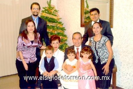 02012009
Consuelo y Francisco Gamboa junto a Francisco de Jesús Gamboa Hernández, Haydé Venegas de Gamboa, Leopoldo Domínguez Flores, Adriana Gamboa de Domínguez y los pequeños Andrés, Ana y Abril Domínguez
