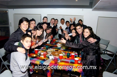 02012009
Pedro González junto a un grupo de amigos celebraron el inicio del año 2009 con alegre reunión realizada en su hogar