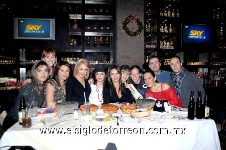 03012009
Jackie Treviño, Maribel González, Moni Villalobos, Bertha Torres, Valeria Muñoz, Ana García, Leticia López, Salvador y Alfredo festejaron a Adriana González y Heidi Ruiz en su cumpleaños