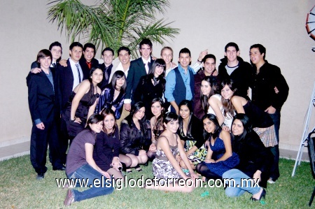 03012009
Armando del Moral junto a un grupo de amigos en la reunión que organizó el fin de año