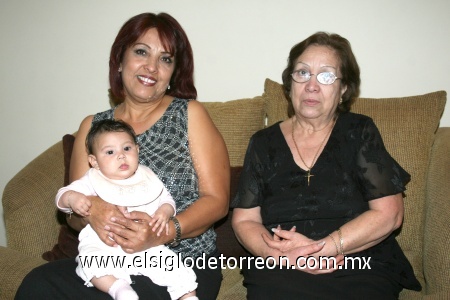 01012009
Rosalina Márquez, Juanita Márquez y Ámbar Moreno