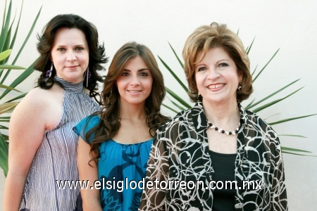 01012009
Tere Mercado Sacal contrajo matrimonio ayer, en la fotografía luce acompañada de las organizadoras de su despedida de soltera, Ruth Kahan de Gancz y Gabriela Gancz de Torres
