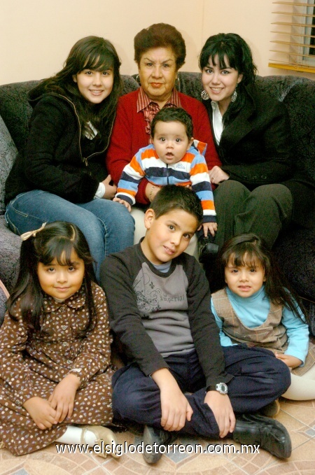 02012009
Doña Aurora de Sánchez con sus nietos Andrea, Gabriela y Sergio Padilla, Janna, Jimena y Miguel Jáquez