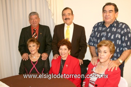 02012009
Hugo Leonel Ramírez y Bertha de Ramírez, Enrique Muñoz y Conchita de Muñoz, Ignacio Meneses y Marilú de Meneses