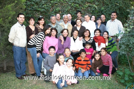 04012008
Sofy Barraza en la compañía de toda su familia, que se reunió para felicitarla en su decimoquinto aniversario.