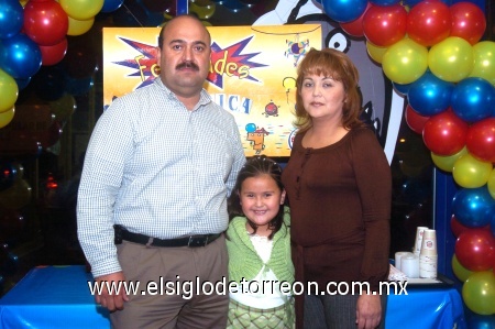04012008
Angélica en la compañía de sus papás Rodrigo Fuente Ávila y Nora Angélica Ramírez.