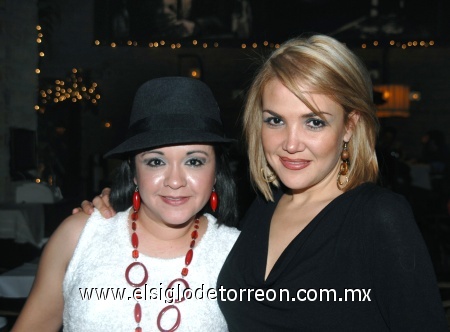 04012008
Heidi Ruiz y Adriana González festejaron juntas sus respectivos cumpleaños.