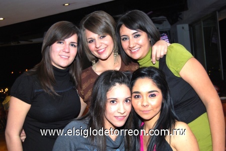 05012008
Martha con sus amigas Lorena Román Jaidar, Leticia Flores, Isabel Carrillo y Cristina Marín.