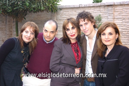05012008
Martha Orduña junto a sus hijos Juan, Brenda, Daniel y Marcela.
