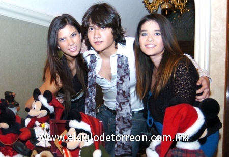 05012008
Sandra Yazmín, Antonio Adolfo y Estéfany Karime Gutiérrez Hernández.