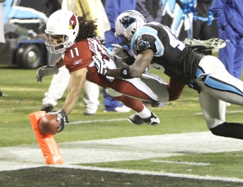 Kurt Warner y los Cardinals de Arizona, en vez de convertirse en víctimas, están a una victoria de jugar su primer Super Bowl en muchos años, luego de que presionaron a un inefectivo Jake Delhomme y aplastaron por 33-13 a los Panthers de Carolina.