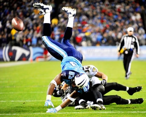La ruda defensiva de Baltimore obligó a que los Titans perdieran tres balones, mientras que el novato Joe Flacco encabezó una ofensiva sin pifias por los Ravens.