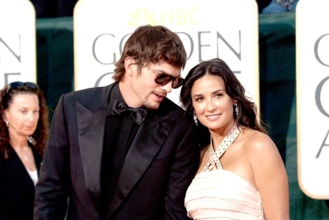 Ashton Kutcher y Demi Moore posando en la alfombra roja durante su arribo a la 66 edición de la Gala de los Globos de Oro.